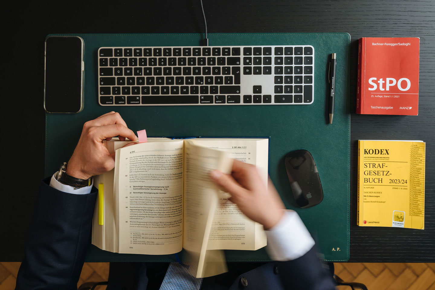 StPO und andere Gesetze des Strafrechts auf einem Tisch