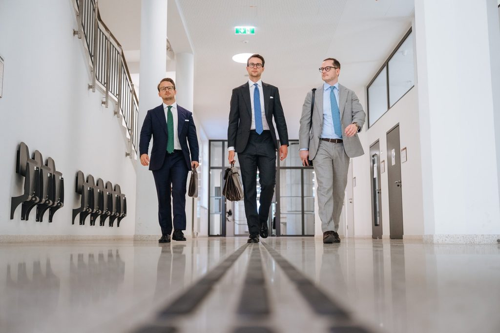 Raub in Österreich, MPW-Rechtsanwälte auf dem Weg zur Gerichtsverhandlung Raub in Österreich, MPW-Rechtsanwälte auf dem Weg zur Gerichtsverhandlung